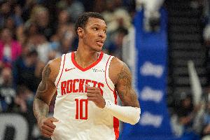 半场已两双在手！贾巴里-史密斯半场10中4砍10分13板&amp;抢3前场板