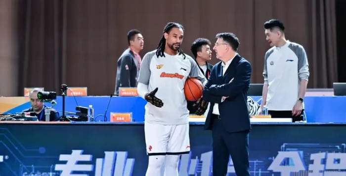 NBA论坛-杜锋一战引众怒！外援选择失败，防守大空，用人还一塌糊涂！|广东|比赛|球队|内线|新疆_新浪体育_新浪新闻